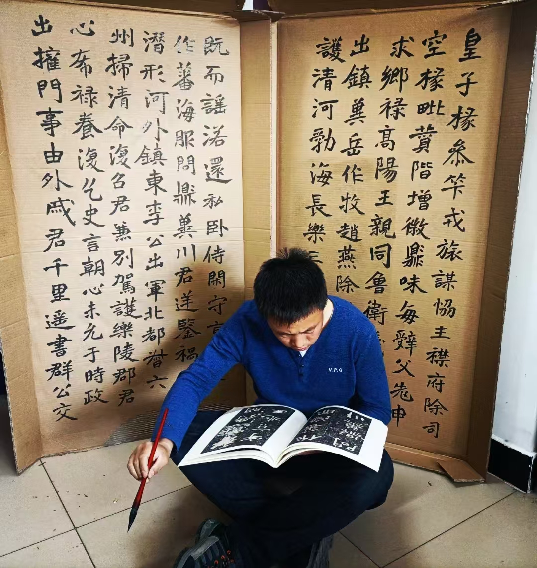 魏碑《李壁墓志》部门。曾闻醉和尚怀素植芭蕉叶万株以叶为纸，听说使得惬意。所以每遇废纸板都想着写写画画？晌窖椴辉裰奖，妙于心手不在物也。.jpg
